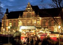Weihnachtsmarkt vor dem Harburger Rathaus