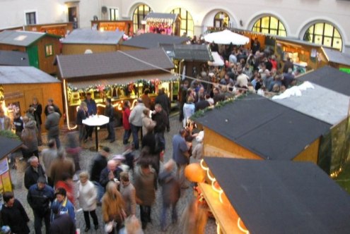 Adventmarkt und Buchausstellung auf Schloß Schrems